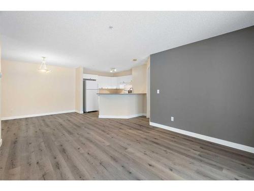 1113-4975 130 Avenue Se, Calgary, AB - Indoor Photo Showing Kitchen