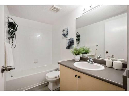 1113-4975 130 Avenue Se, Calgary, AB - Indoor Photo Showing Bathroom