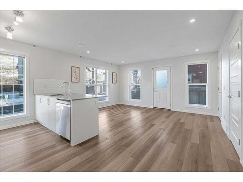 303 Cranbrook Square Se, Calgary, AB - Indoor Photo Showing Kitchen