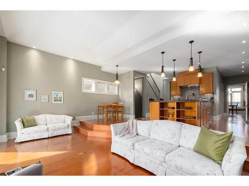 31 Aspen Meadows Green Sw, Calgary, AB - Indoor Photo Showing Living Room