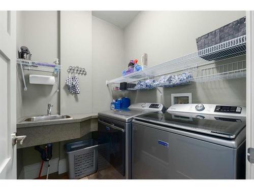 31 Aspen Meadows Green Sw, Calgary, AB - Indoor Photo Showing Laundry Room