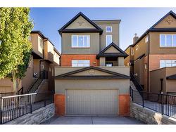 31 Aspen Meadows Green SW Calgary, AB T3H 5J9