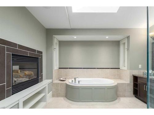 31 Aspen Meadows Green Sw, Calgary, AB - Indoor Photo Showing Bathroom