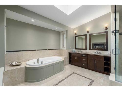 31 Aspen Meadows Green Sw, Calgary, AB - Indoor Photo Showing Bathroom