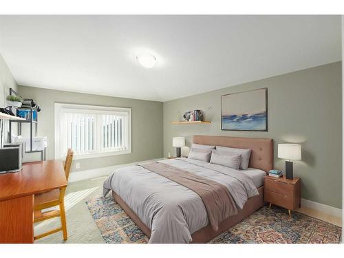 31 Aspen Meadows Green Sw, Calgary, AB - Indoor Photo Showing Bedroom