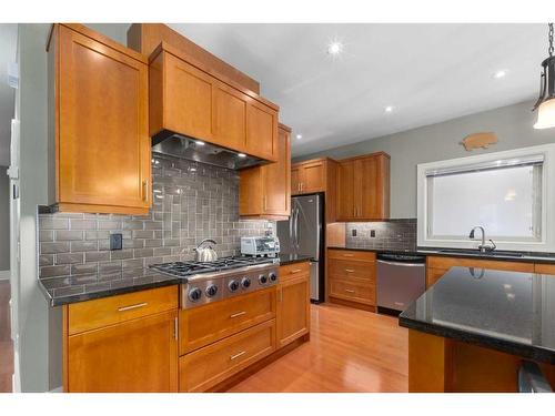 31 Aspen Meadows Green Sw, Calgary, AB - Indoor Photo Showing Kitchen