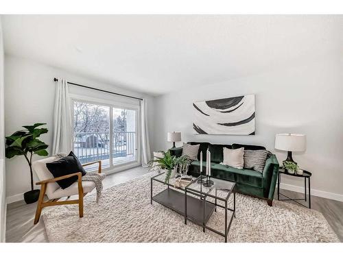 6-4503 75 Street Nw, Calgary, AB - Indoor Photo Showing Living Room