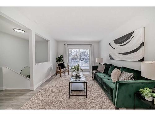 6-4503 75 Street Nw, Calgary, AB - Indoor Photo Showing Living Room