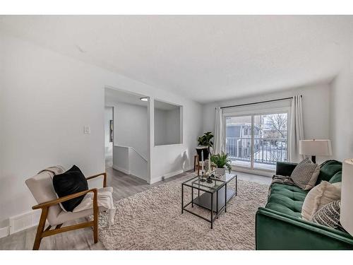 6-4503 75 Street Nw, Calgary, AB - Indoor Photo Showing Living Room