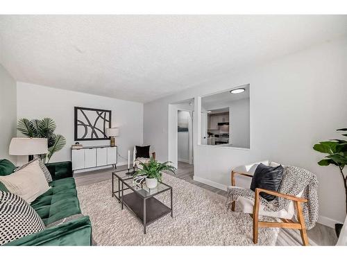 6-4503 75 Street Nw, Calgary, AB - Indoor Photo Showing Living Room