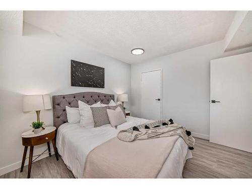 6-4503 75 Street Nw, Calgary, AB - Indoor Photo Showing Bedroom