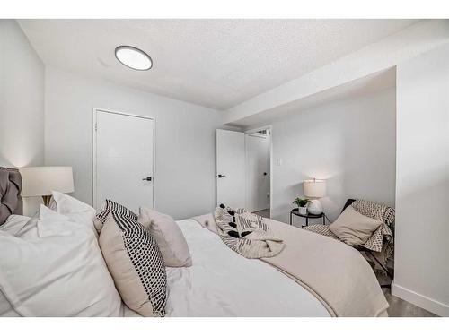 6-4503 75 Street Nw, Calgary, AB - Indoor Photo Showing Bedroom