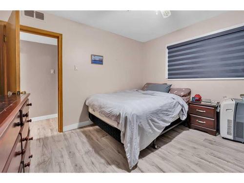 2323 23 Street Nw, Calgary, AB - Indoor Photo Showing Bedroom