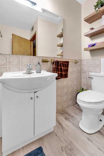 2323 23 Street Nw, Calgary, AB - Indoor Photo Showing Bathroom