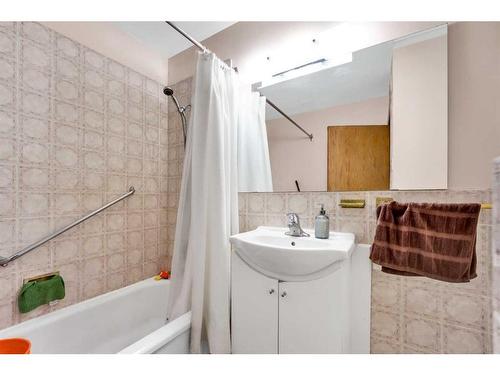 2323 23 Street Nw, Calgary, AB - Indoor Photo Showing Bathroom