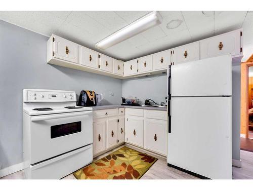 2323 23 Street Nw, Calgary, AB - Indoor Photo Showing Kitchen