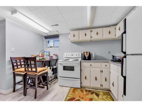 2323 23 Street Nw, Calgary, AB - Indoor Photo Showing Kitchen