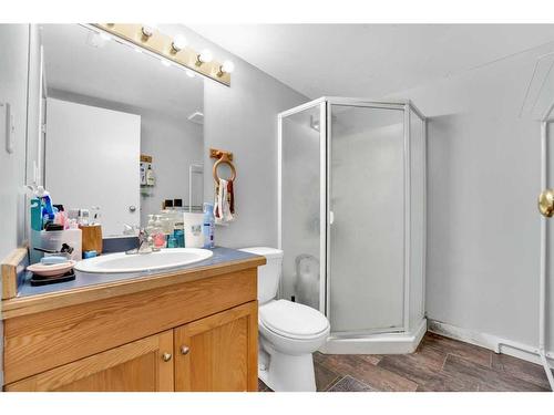 2323 23 Street Nw, Calgary, AB - Indoor Photo Showing Bathroom