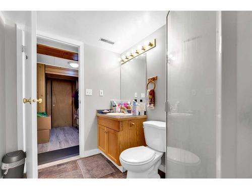 2323 23 Street Nw, Calgary, AB - Indoor Photo Showing Bathroom