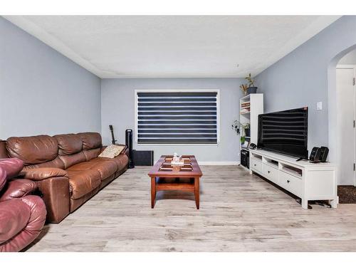 2323 23 Street Nw, Calgary, AB - Indoor Photo Showing Living Room