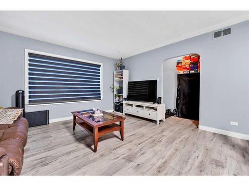 2323 23 Street Nw, Calgary, AB - Indoor Photo Showing Living Room