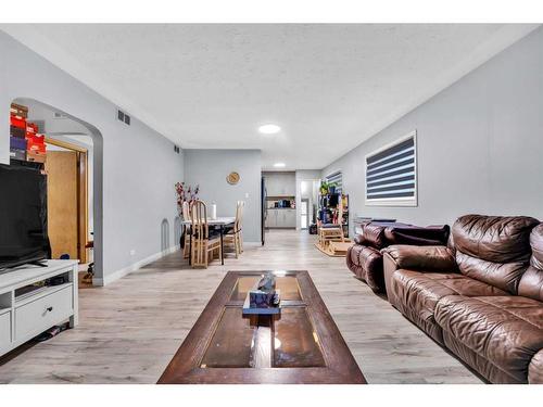 2323 23 Street Nw, Calgary, AB - Indoor Photo Showing Living Room