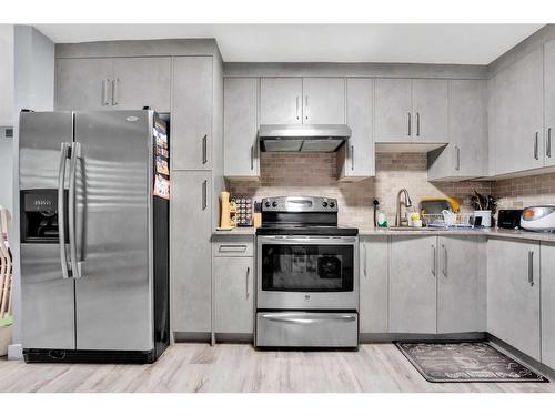 2323 23 Street Nw, Calgary, AB - Indoor Photo Showing Kitchen