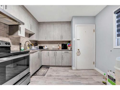 2323 23 Street Nw, Calgary, AB - Indoor Photo Showing Kitchen