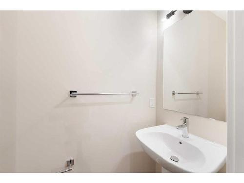 1199 Lanark Boulevard, Airdrie, AB - Indoor Photo Showing Bathroom