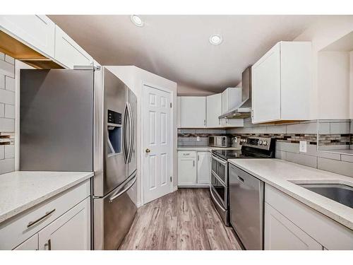 70 Sierra Vista Circle Sw, Calgary, AB - Indoor Photo Showing Kitchen