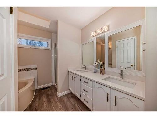 70 Sierra Vista Circle Sw, Calgary, AB - Indoor Photo Showing Bathroom