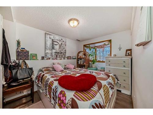 70 Sierra Vista Circle Sw, Calgary, AB - Indoor Photo Showing Bedroom