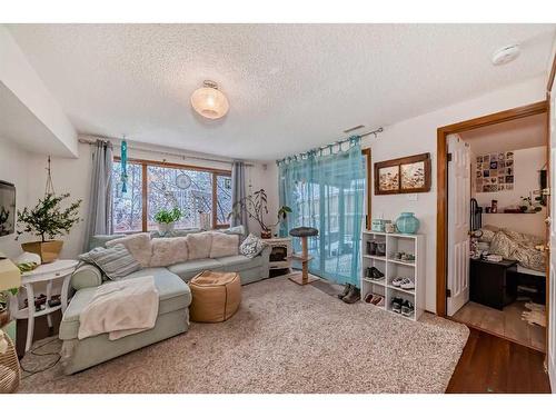 70 Sierra Vista Circle Sw, Calgary, AB - Indoor Photo Showing Living Room