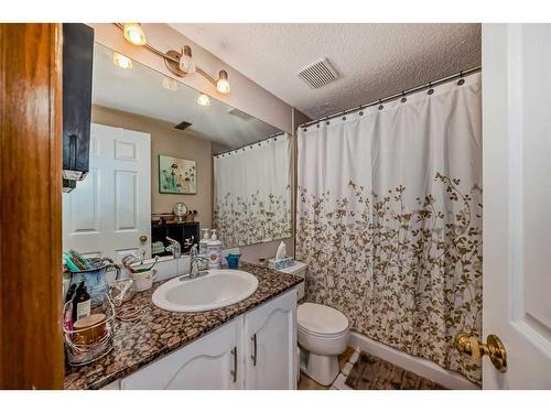 70 Sierra Vista Circle Sw, Calgary, AB - Indoor Photo Showing Bathroom