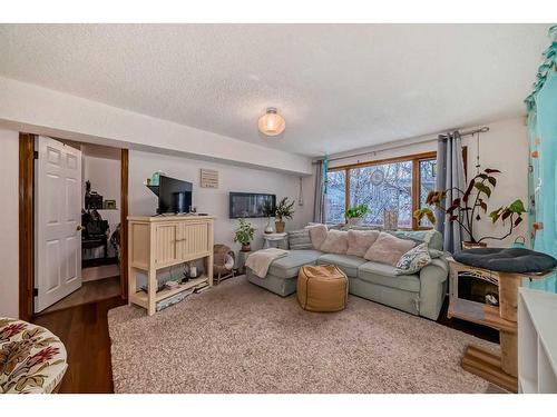 70 Sierra Vista Circle Sw, Calgary, AB - Indoor Photo Showing Living Room