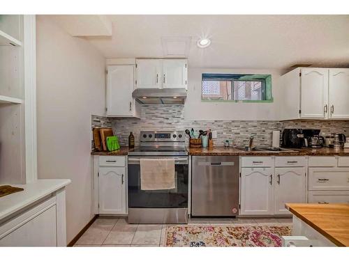 70 Sierra Vista Circle Sw, Calgary, AB - Indoor Photo Showing Kitchen