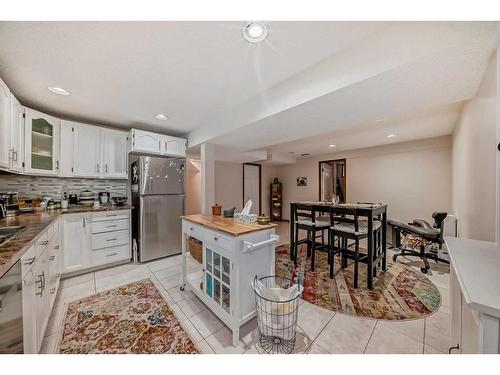 70 Sierra Vista Circle Sw, Calgary, AB - Indoor Photo Showing Kitchen