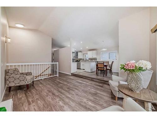 70 Sierra Vista Circle Sw, Calgary, AB - Indoor Photo Showing Living Room