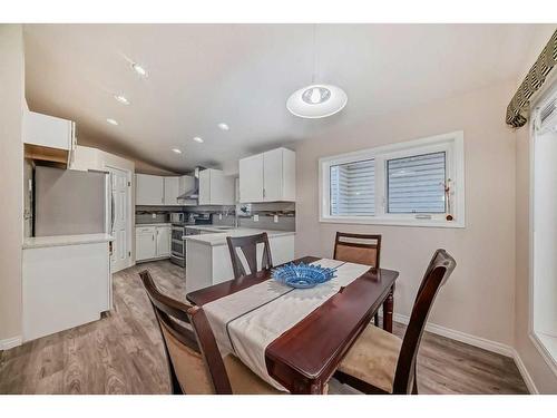 70 Sierra Vista Circle Sw, Calgary, AB - Indoor Photo Showing Dining Room