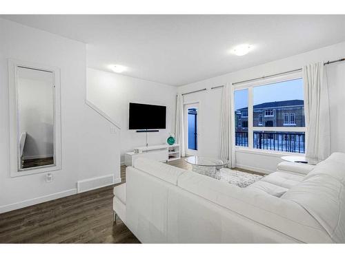 826 Belmont Drive, Calgary, AB - Indoor Photo Showing Bedroom