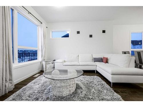 826 Belmont Drive, Calgary, AB - Indoor Photo Showing Living Room