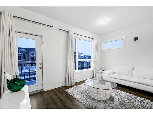 826 Belmont Drive, Calgary, AB - Indoor Photo Showing Living Room