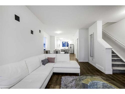 826 Belmont Drive, Calgary, AB - Indoor Photo Showing Living Room