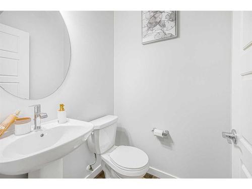 826 Belmont Drive, Calgary, AB - Indoor Photo Showing Bathroom