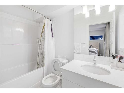 826 Belmont Drive, Calgary, AB - Indoor Photo Showing Bathroom