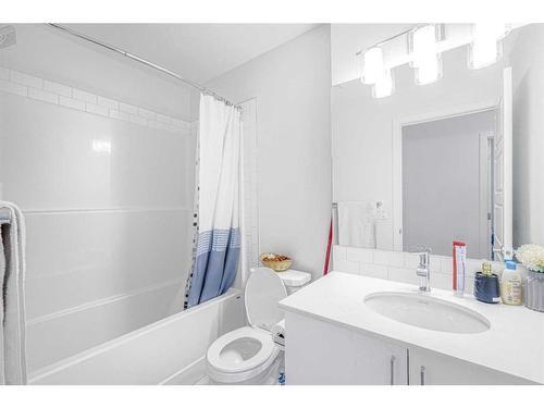 826 Belmont Drive, Calgary, AB - Indoor Photo Showing Bathroom