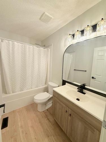 209 Evansmeade Close Nw, Calgary, AB - Indoor Photo Showing Bathroom