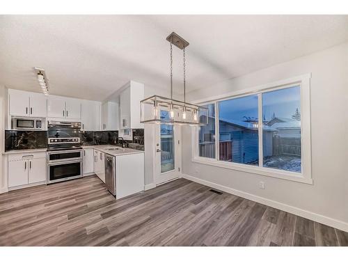 209 Evansmeade Close Nw, Calgary, AB - Indoor Photo Showing Kitchen