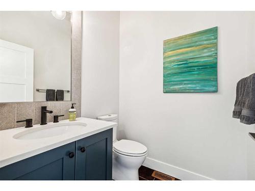 538 53 Avenue Sw, Calgary, AB - Indoor Photo Showing Bathroom