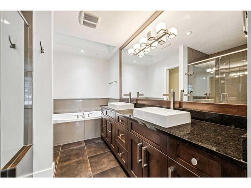 538 53 Avenue Sw, Calgary, AB - Indoor Photo Showing Bathroom